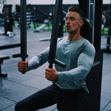 Sobrecarga progresiva entrenamiento fuerza Madrid — Marcos Martín entrenador personal Yoofit Chamartín ACSM 2026 progresar ganar músculo sin estancamiento
